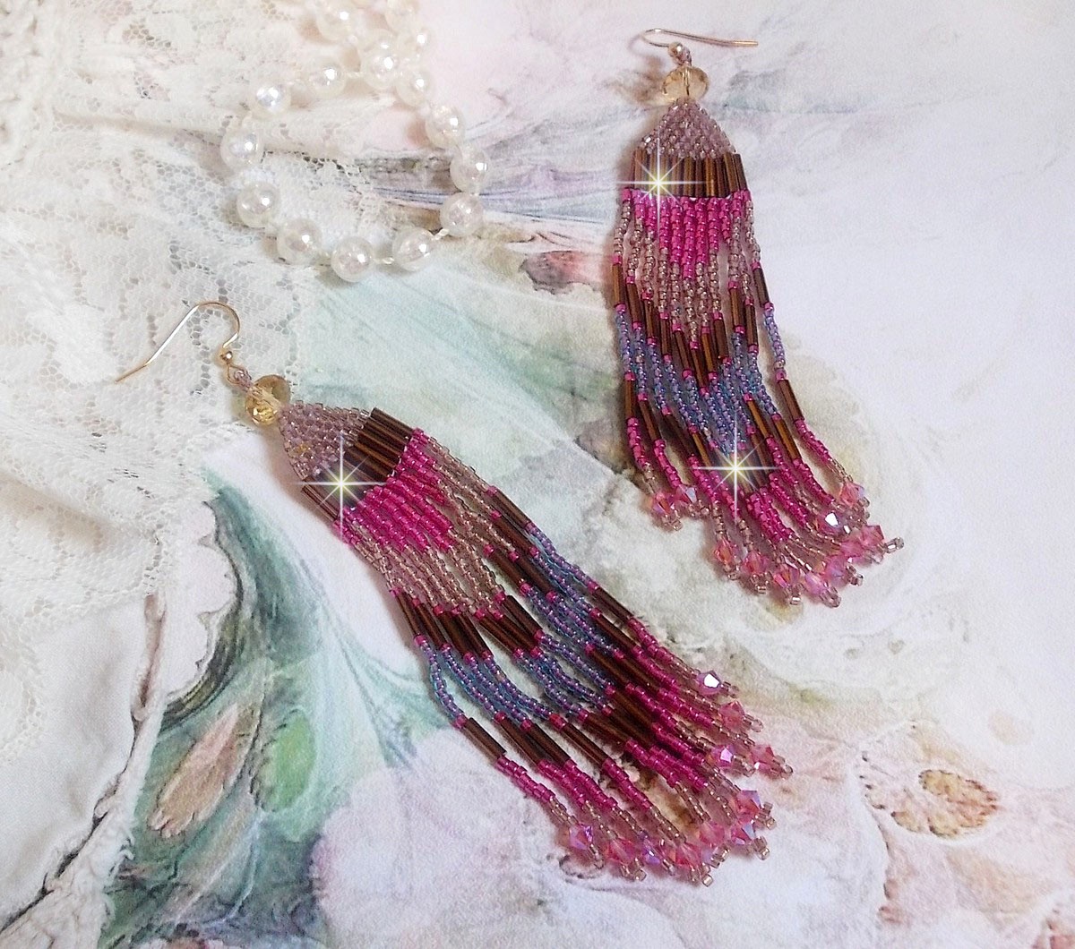 BO Explosion de Roses avec des rocailles en verre aux couleurs vari&eacute;es comme un arc en ciel floral &agrave; laquelle s&rsquo;ajoute des toupies en Cristal Rose et perles rondes facett&eacute;es Beiges