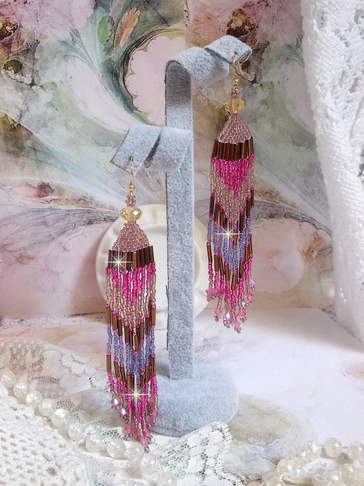 BO Explosion de Roses avec des rocailles en verre aux couleurs vari&eacute;es comme un arc en ciel floral &agrave; laquelle s&rsquo;ajoute des toupies en Cristal Rose et perles rondes facett&eacute;es Beiges