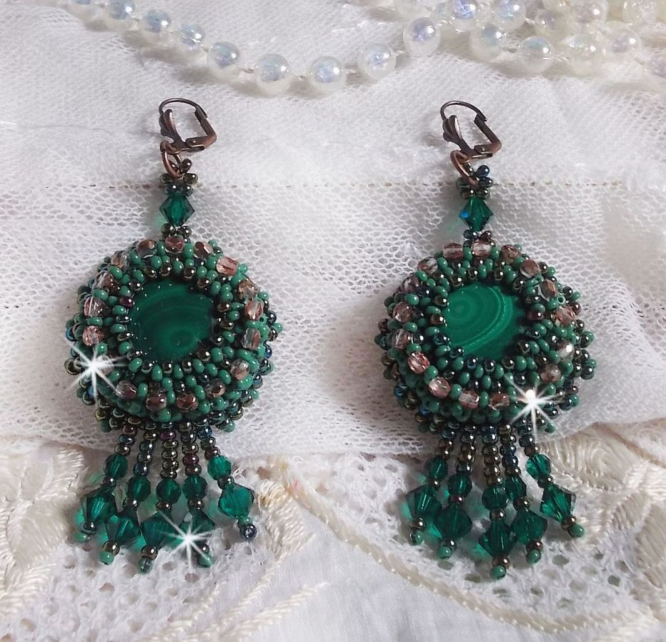BO Emerald Vert brod&eacute;es avec une malachite, des rocailles et des facettes en verre de boh&egrave;me
