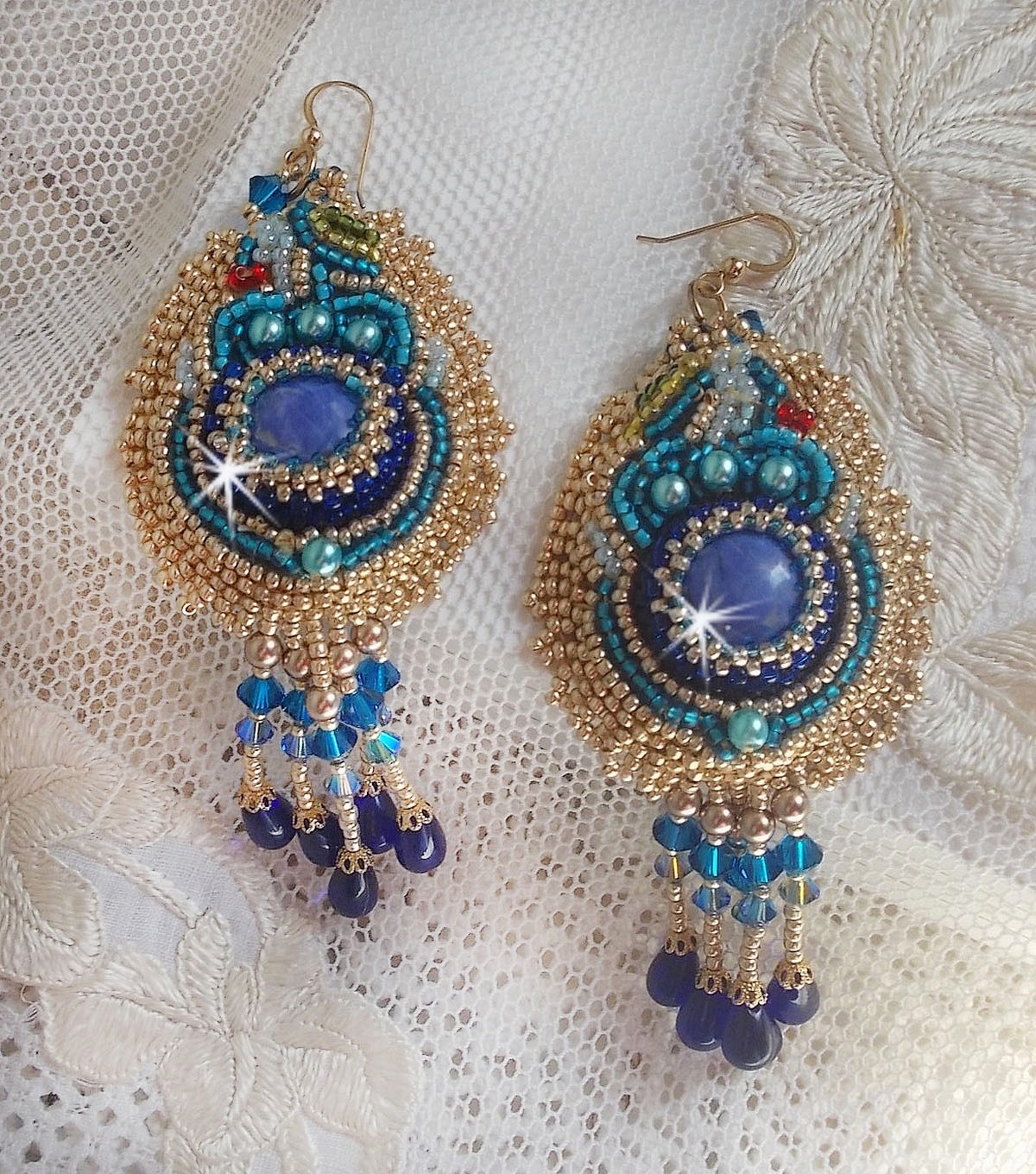 BO Papillon Or Bleu brod&eacute;es avec des gouttes, pierres de gemme et rocailles