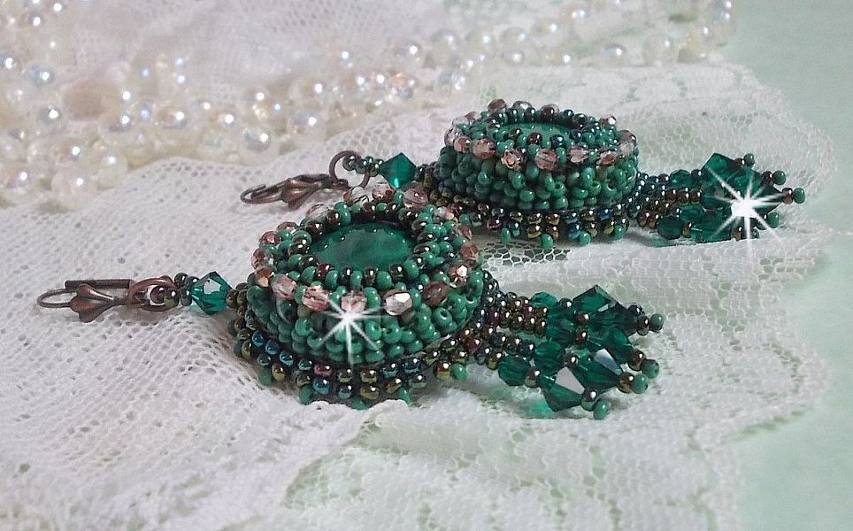 BO Emerald Vert brod&eacute;es avec une malachite, des rocailles et des facettes en verre de boh&egrave;me