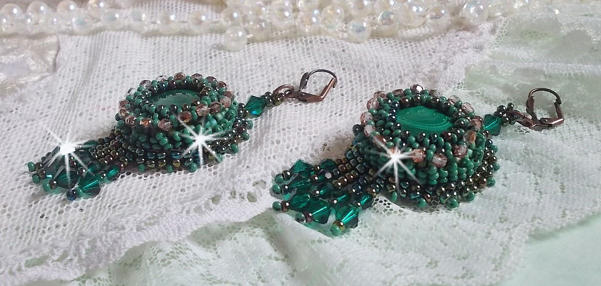 BO Emerald Vert brod&eacute;es avec une malachite, des rocailles et des facettes en verre de boh&egrave;me