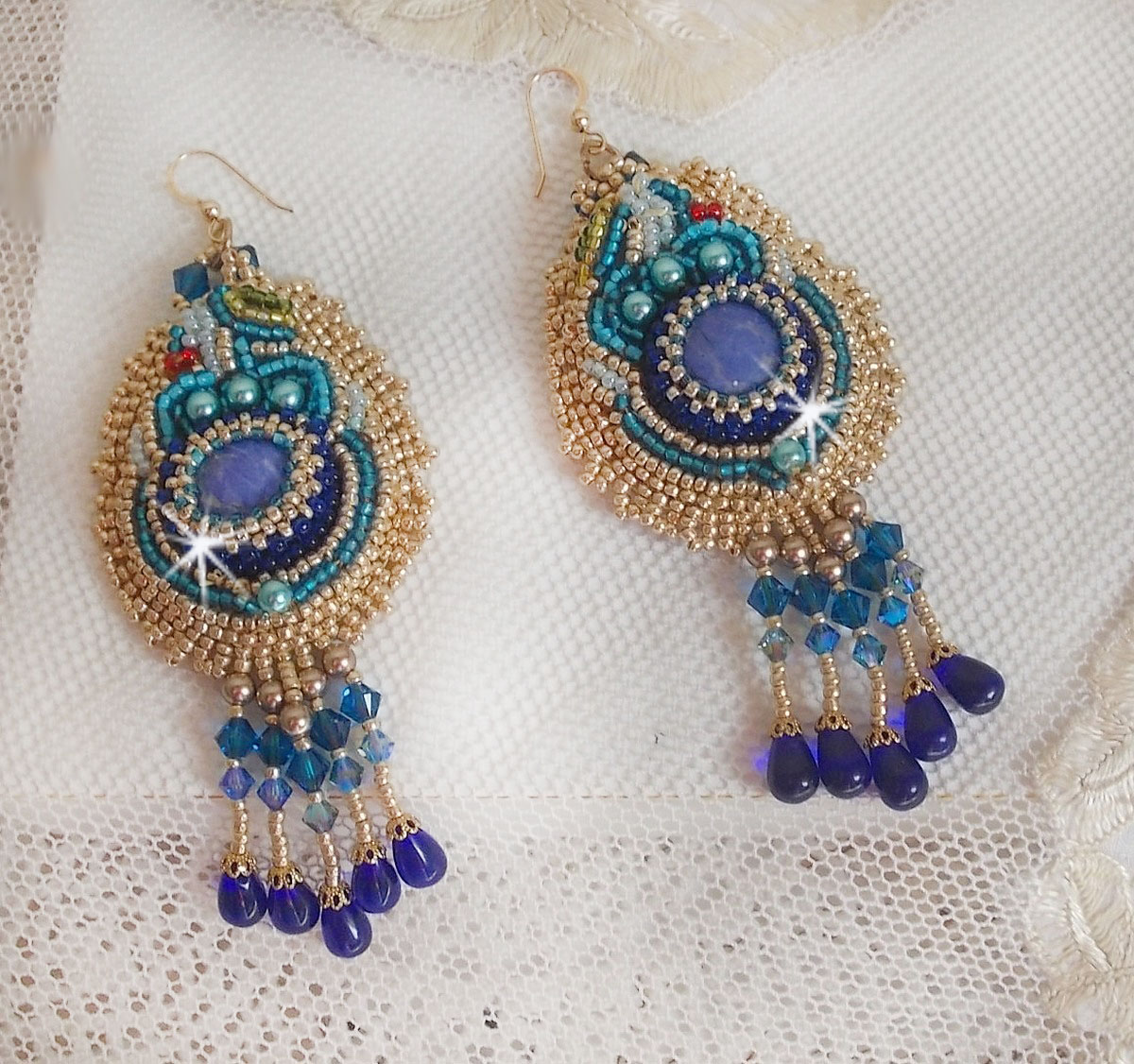 BO Papillon Or Bleu brod&eacute;es avec des gouttes, pierres de gemme et rocailles