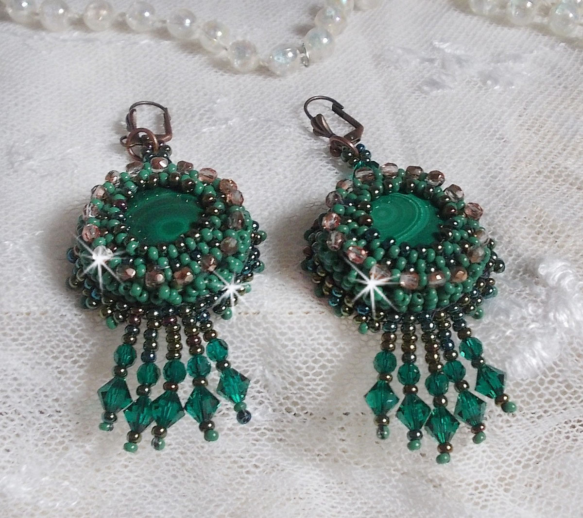 BO Emerald Vert brod&eacute;es avec une malachite, des rocailles et des facettes en verre de boh&egrave;me