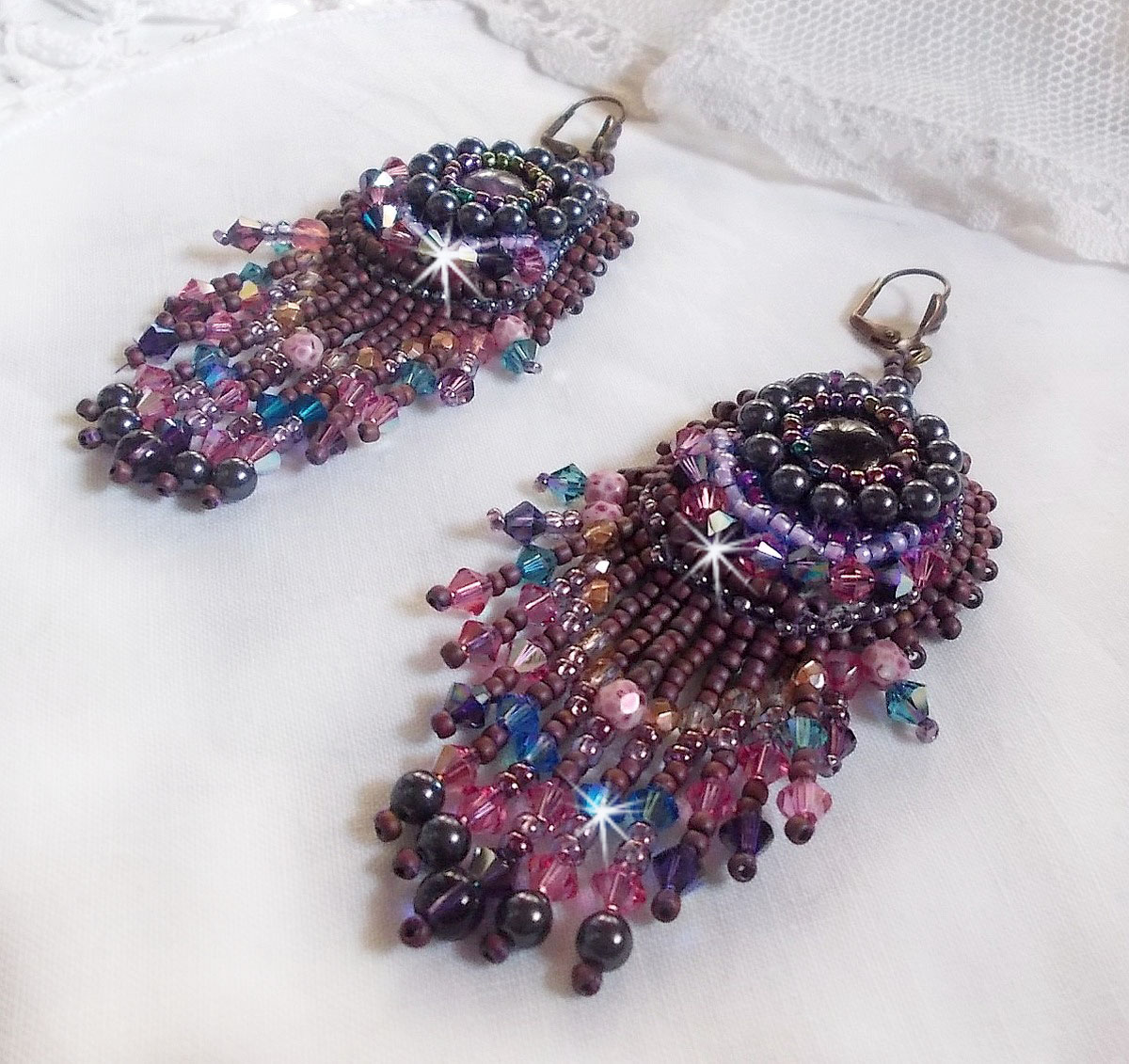 BO Esm&eacute;ralda brod&eacute;es avec des perles de gemmes, cristal de Swarovski et perles tr&egrave;s fines