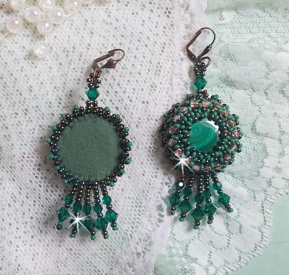 BO Emerald Vert brod&eacute;es avec une malachite, des rocailles et des facettes en verre de boh&egrave;me