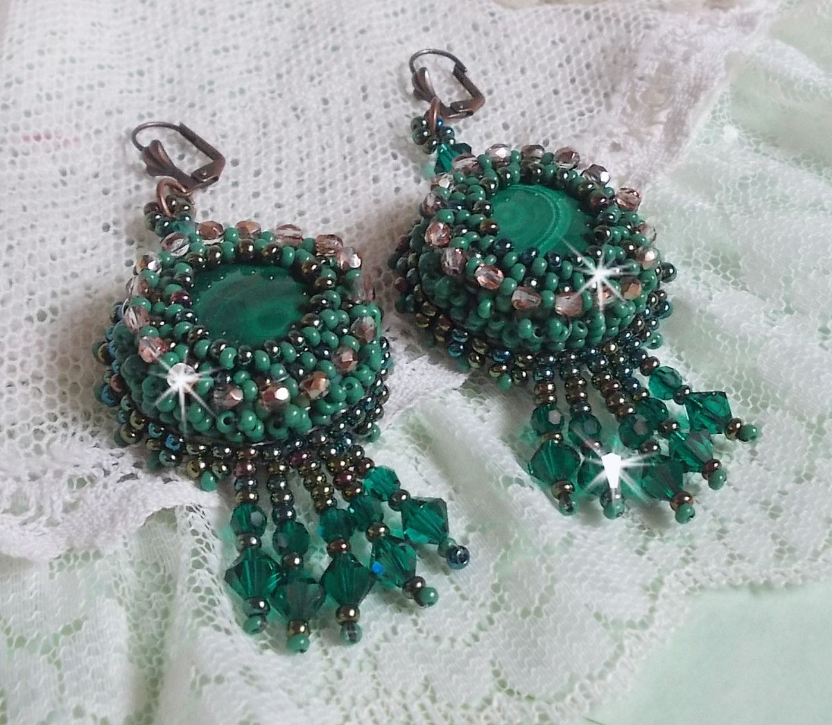 BO Emerald Vert brod&eacute;es avec une malachite, des rocailles et des facettes en verre de boh&egrave;me