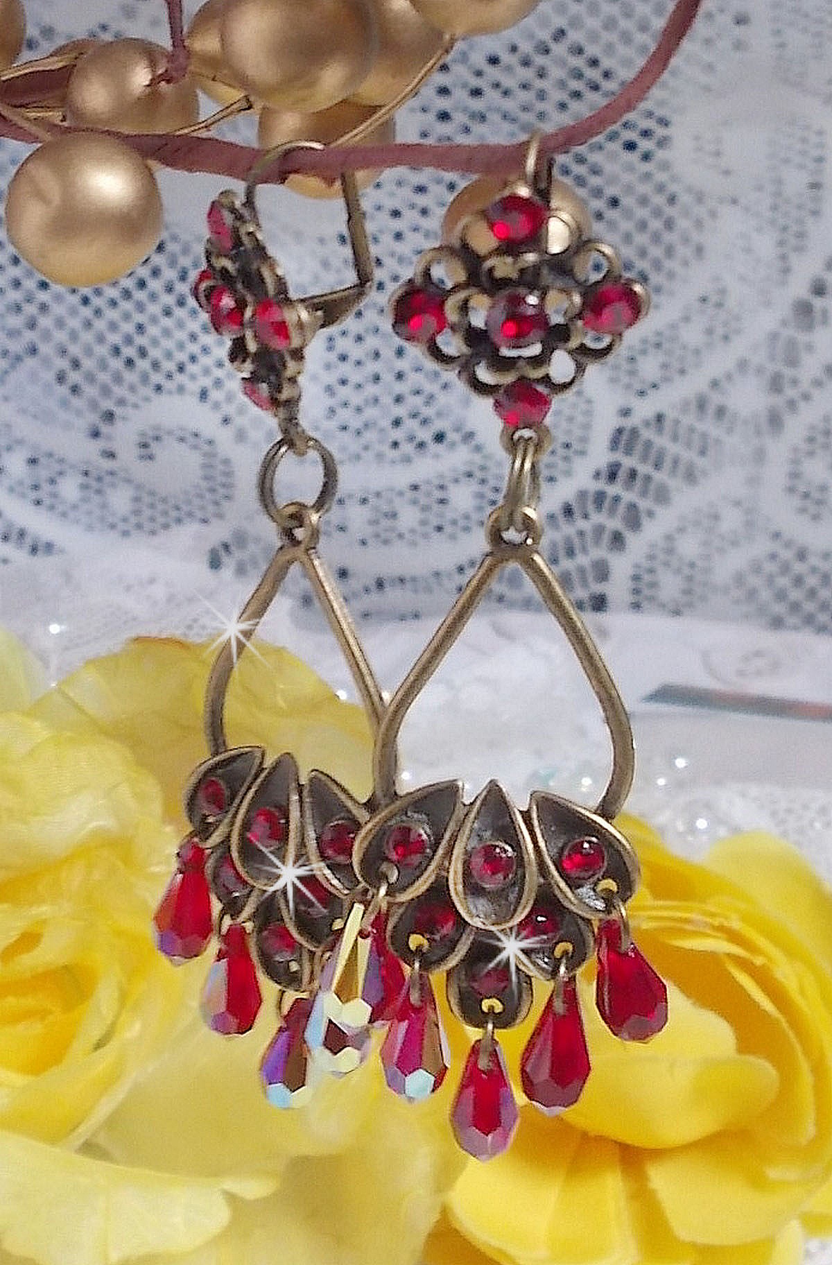 BO Irr&eacute;sistible Rubis mont&eacute;es sur des chandeliers avec des cristaux de Swarovski