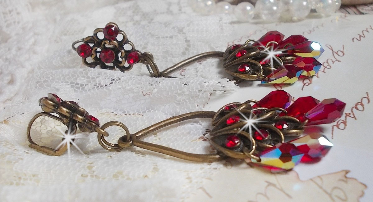 BO Irr&eacute;sistible Rubis mont&eacute;es sur des chandeliers avec des cristaux de Swarovski