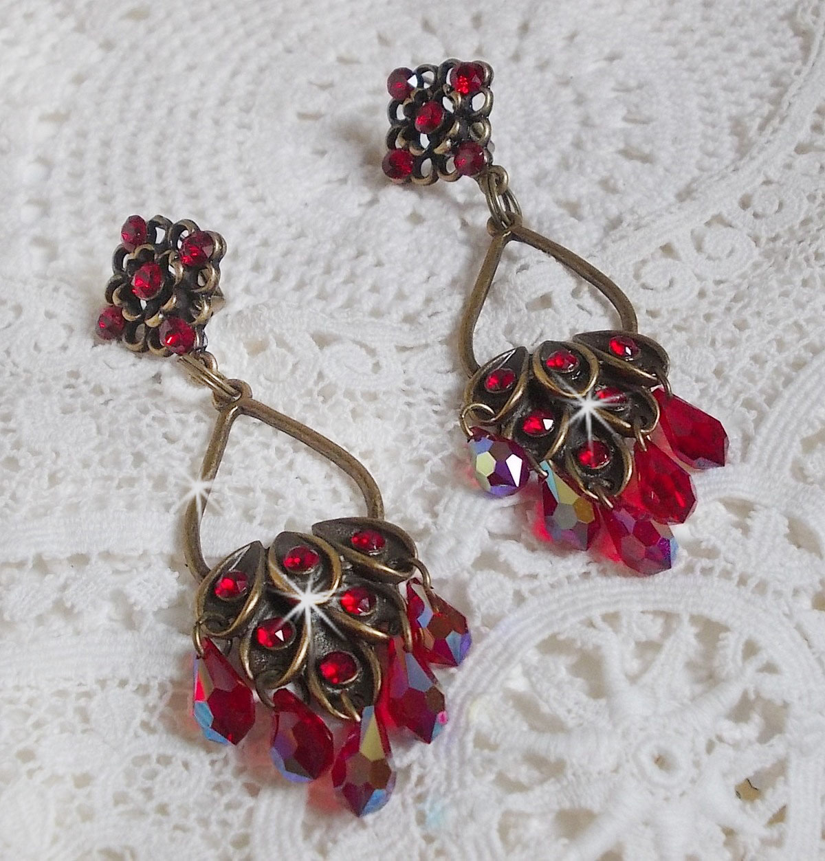 BO Irr&eacute;sistible Rubis mont&eacute;es sur des chandeliers avec des cristaux de Swarovski