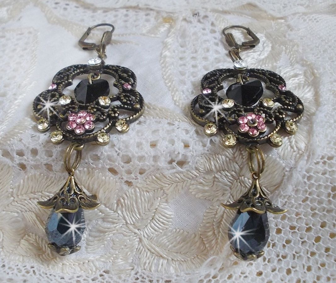 BO Irr&eacute;sistible Passion mont&eacute;es sur dormeuses Fleur de Lys Bronze Laiton avec cristaux, gouttes facett&eacute;es, c&oelig;urs, cabochons, coupelles fleurs filigran&eacute;es et coupelles &eacute;toiles