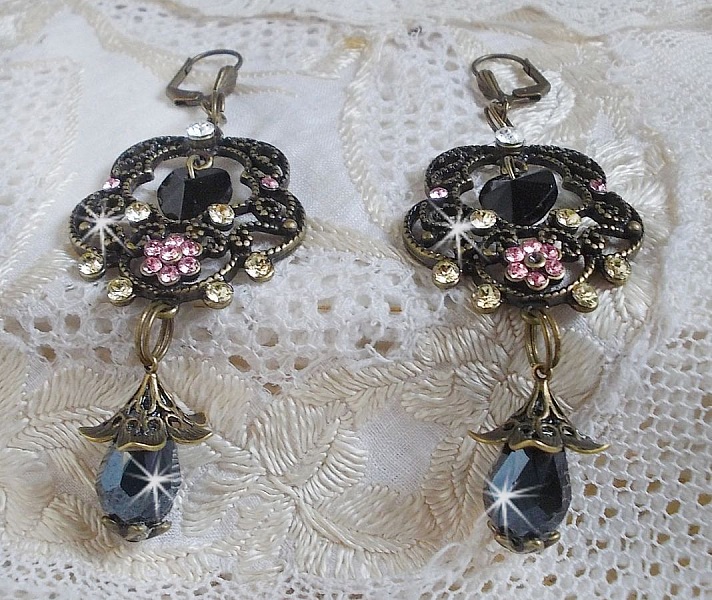 BO Irr&eacute;sistible Passion mont&eacute;es sur dormeuses Fleur de Lys Bronze Laiton avec cristaux, gouttes facett&eacute;es, c&oelig;urs, cabochons, coupelles fleurs filigran&eacute;es et coupelles &eacute;toiles