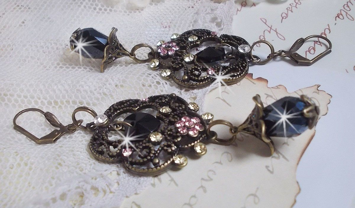 BO Irr&eacute;sistible Passion mont&eacute;es sur dormeuses Fleur de Lys Bronze Laiton avec cristaux, gouttes facett&eacute;es, c&oelig;urs, cabochons, coupelles fleurs filigran&eacute;es et coupelles &eacute;toiles