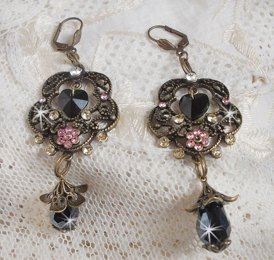 BO Irr&eacute;sistible Passion mont&eacute;es sur dormeuses Fleur de Lys Bronze Laiton avec cristaux, gouttes facett&eacute;es, c&oelig;urs, cabochons, coupelles fleurs filigran&eacute;es et coupelles &eacute;toiles