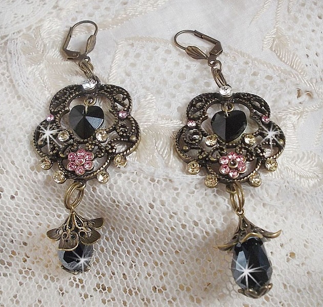 BO Irr&eacute;sistible Passion mont&eacute;es sur dormeuses Fleur de Lys Bronze Laiton avec cristaux, gouttes facett&eacute;es, c&oelig;urs, cabochons, coupelles fleurs filigran&eacute;es et coupelles &eacute;toiles