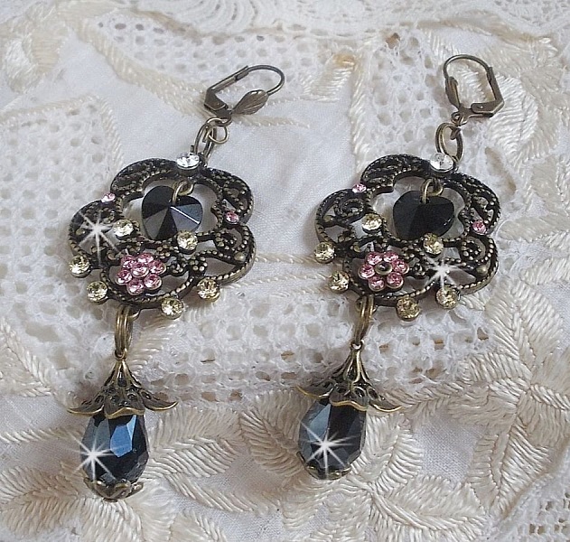 BO Irr&eacute;sistible Passion mont&eacute;es sur dormeuses Fleur de Lys Bronze Laiton avec cristaux, gouttes facett&eacute;es, c&oelig;urs, cabochons, coupelles fleurs filigran&eacute;es et coupelles &eacute;toiles