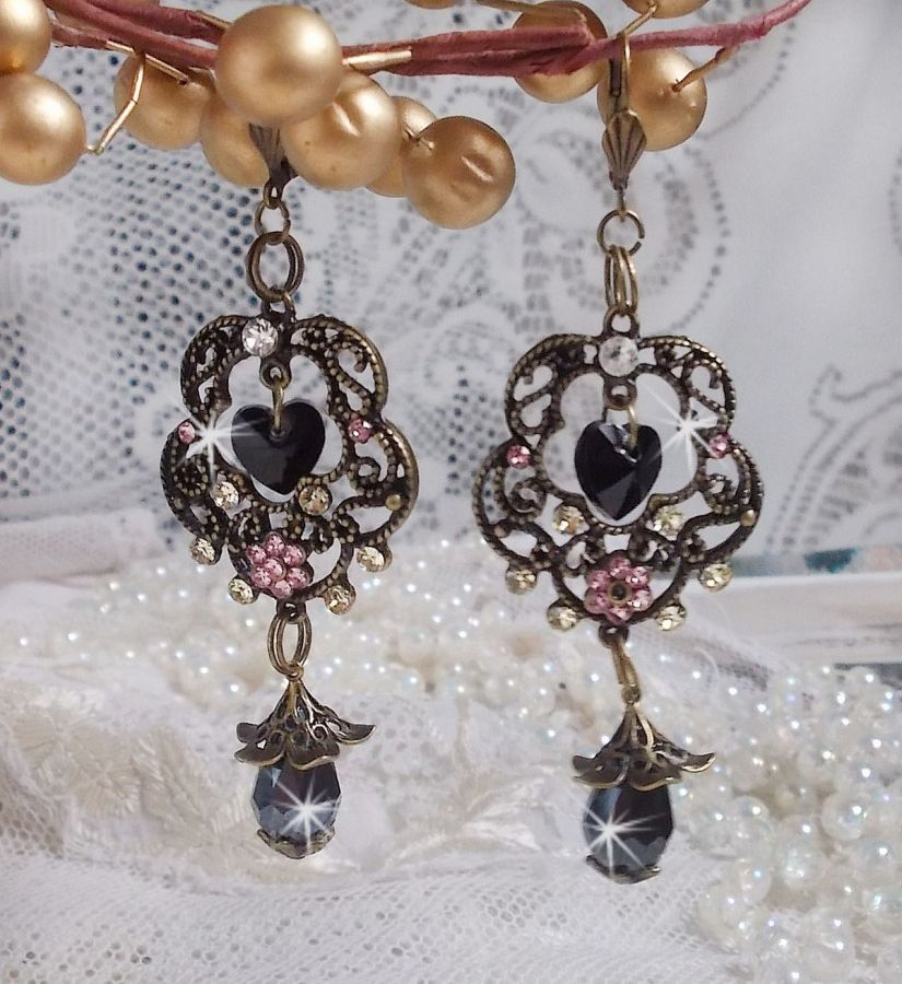 BO Irr&eacute;sistible Passion mont&eacute;es sur dormeuses Fleur de Lys Bronze Laiton avec cristaux, gouttes facett&eacute;es, c&oelig;urs, cabochons, coupelles fleurs filigran&eacute;es et coupelles &eacute;toiles