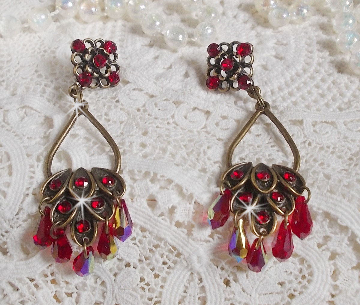 BO Irr&eacute;sistible Rubis mont&eacute;es sur des chandeliers avec des cristaux de Swarovski
