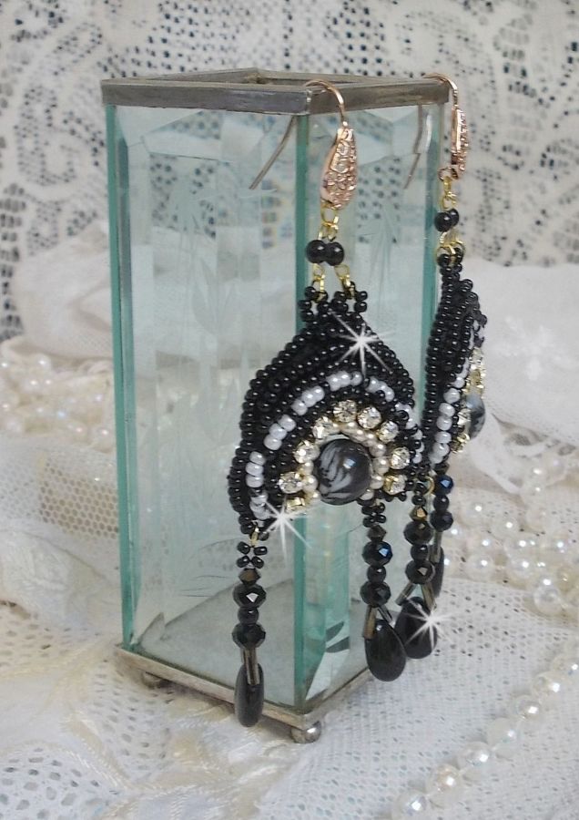 BO F&eacute;erie Black brod&eacute;es avec des perles rondes en c&eacute;ramique tr&egrave;s mobile, perles en verre, chatons en Cristal, toupies, bugles, rocailles et crochets d'oreilles en Laiton Rose Dor&eacute;, un style baroque