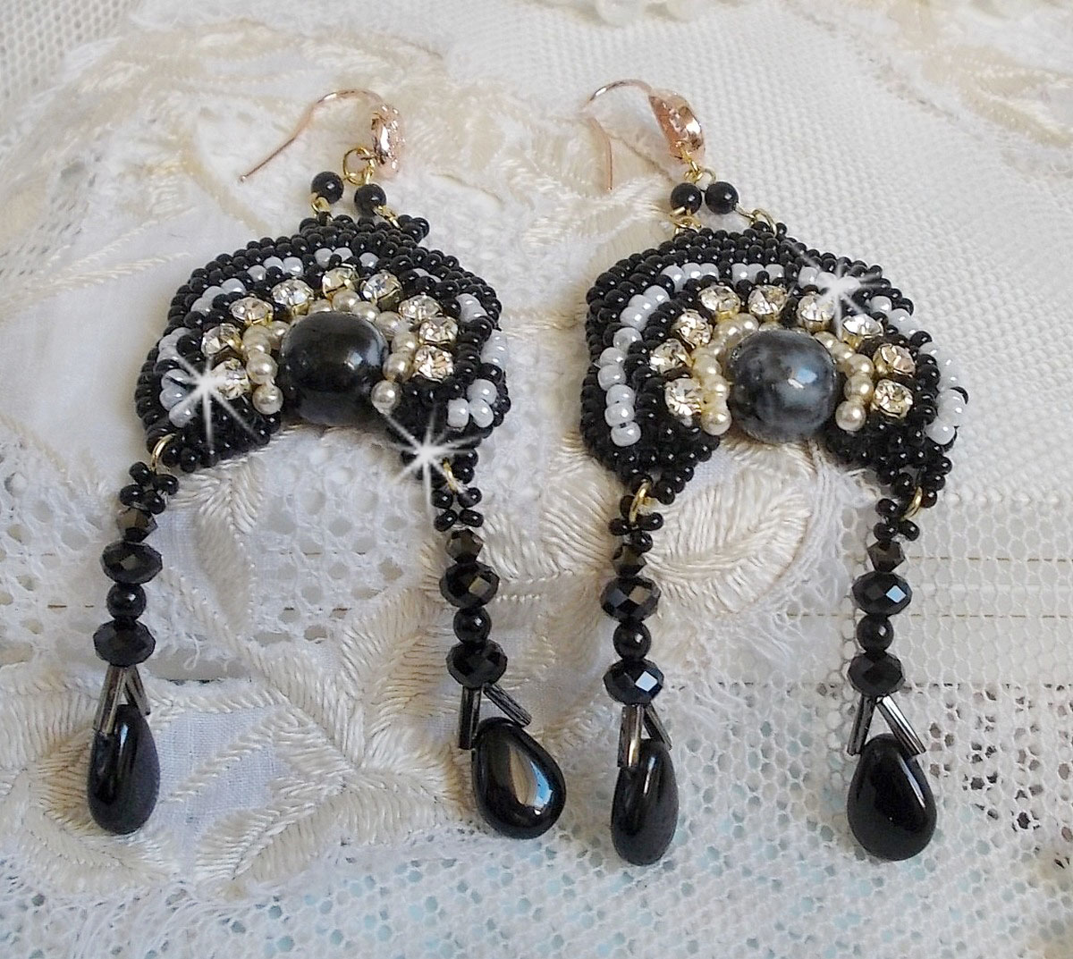BO F&eacute;erie Black brod&eacute;es avec des perles rondes en c&eacute;ramique tr&egrave;s mobile, perles en verre, chatons en Cristal, toupies, bugles, rocailles et crochets d'oreilles en Laiton Rose Dor&eacute;, un style baroque