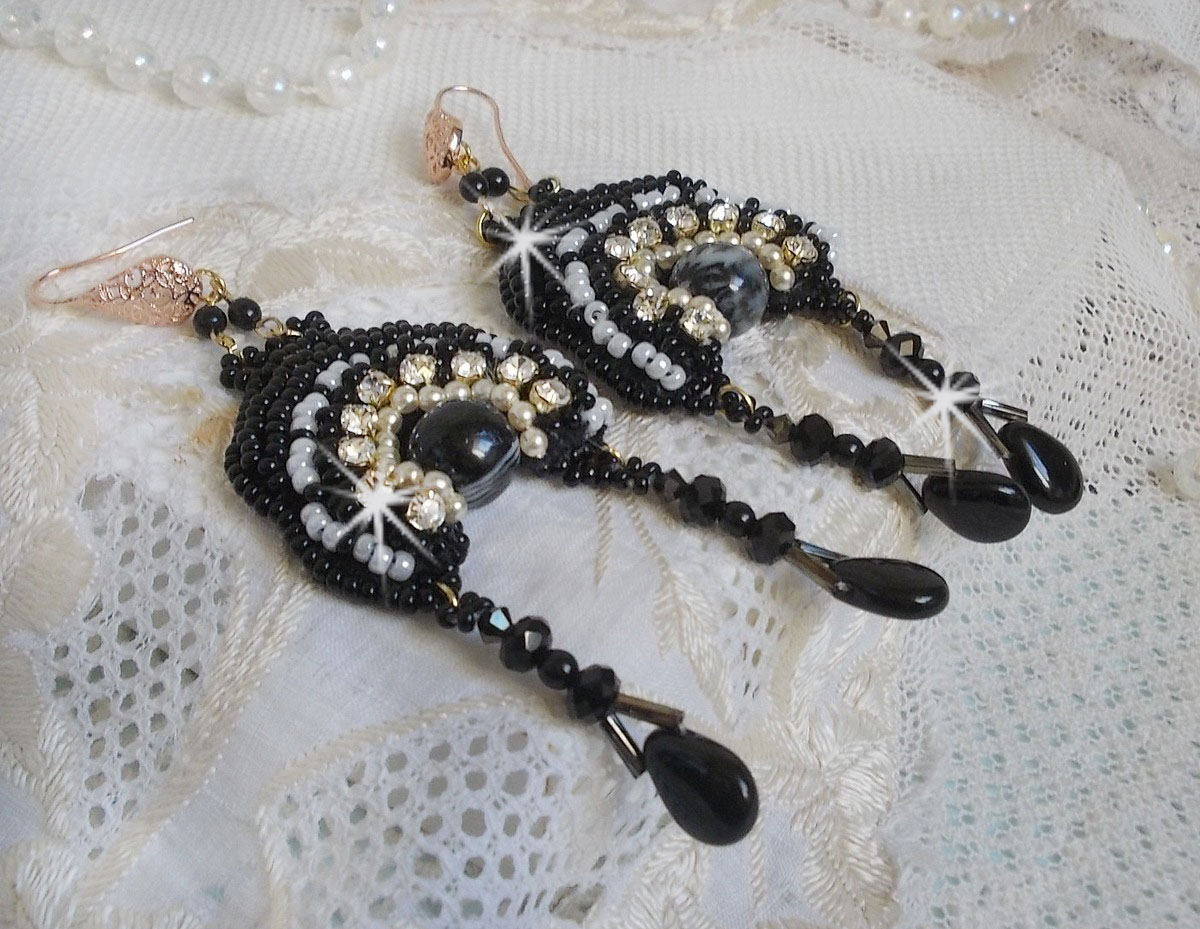 BO F&eacute;erie Black brod&eacute;es avec des perles rondes en c&eacute;ramique tr&egrave;s mobile, perles en verre, chatons en Cristal, toupies, bugles, rocailles et crochets d'oreilles en Laiton Rose Dor&eacute;, un style baroque