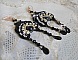 BO F&eacute;erie Black brod&eacute;es avec des perles rondes en c&eacute;ramique tr&egrave;s mobile, perles en verre, chatons en Cristal, toupies, bugles, rocailles et crochets d'oreilles en Laiton Rose Dor&eacute;, un style baroque
