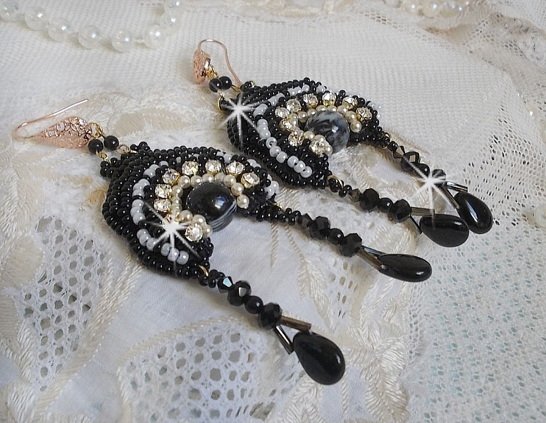 BO F&eacute;erie Black brod&eacute;es avec des perles rondes en c&eacute;ramique tr&egrave;s mobile, perles en verre, chatons en Cristal, toupies, bugles, rocailles et crochets d'oreilles en Laiton Rose Dor&eacute;, un style baroque