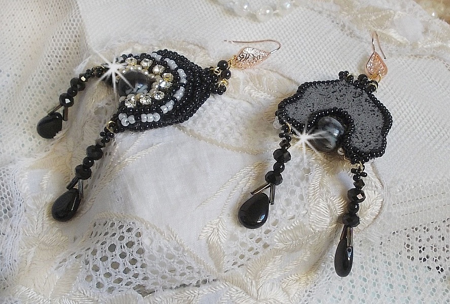BO F&eacute;erie Black brod&eacute;es avec des perles rondes en c&eacute;ramique tr&egrave;s mobile, perles en verre, chatons en Cristal, toupies, bugles, rocailles et crochets d'oreilles en Laiton Rose Dor&eacute;, un style baroque