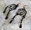 BO F&eacute;erie Black brod&eacute;es avec des perles rondes en c&eacute;ramique tr&egrave;s mobile, perles en verre, chatons en Cristal, toupies, bugles, rocailles et crochets d'oreilles en Laiton Rose Dor&eacute;, un style baroque