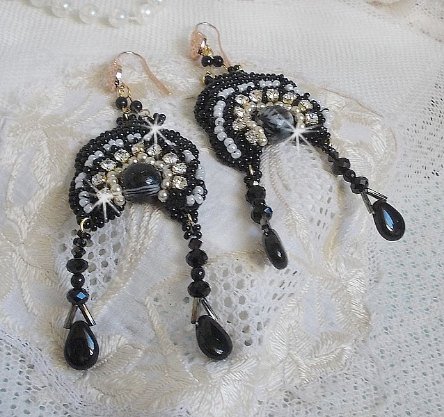 BO F&eacute;erie Black brod&eacute;es avec des perles rondes en c&eacute;ramique tr&egrave;s mobile, perles en verre, chatons en Cristal, toupies, bugles, rocailles et crochets d'oreilles en Laiton Rose Dor&eacute;, un style baroque