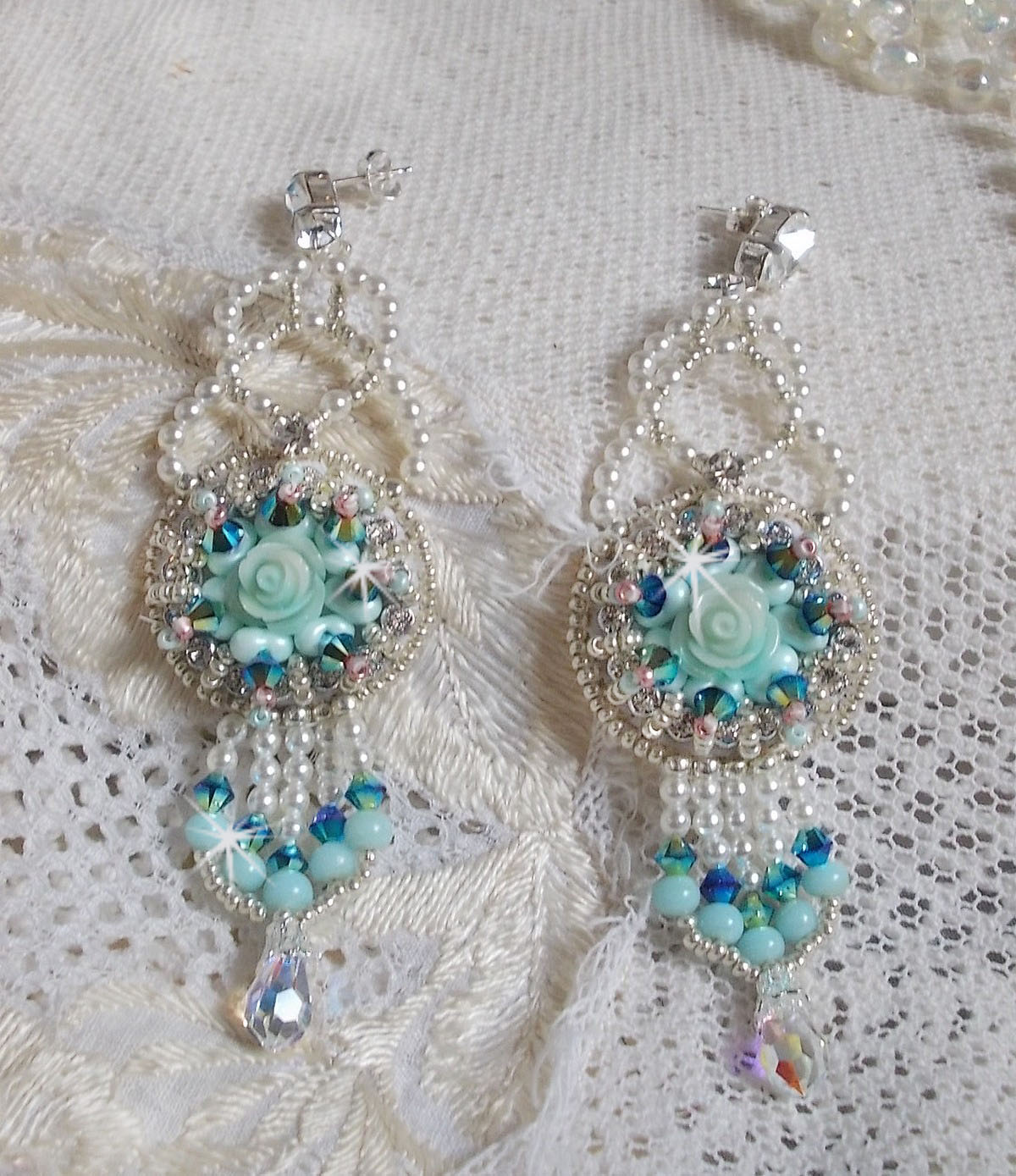 BO Blue Flowers brod&eacute;es avec des cabochons en forme de rose R&eacute;sine, toupies Jet AB2X, perles rondes nacr&eacute;es, navettes et cha&icirc;ne en Cristal. Le tout est orn&eacute; de rocailles et farfalles