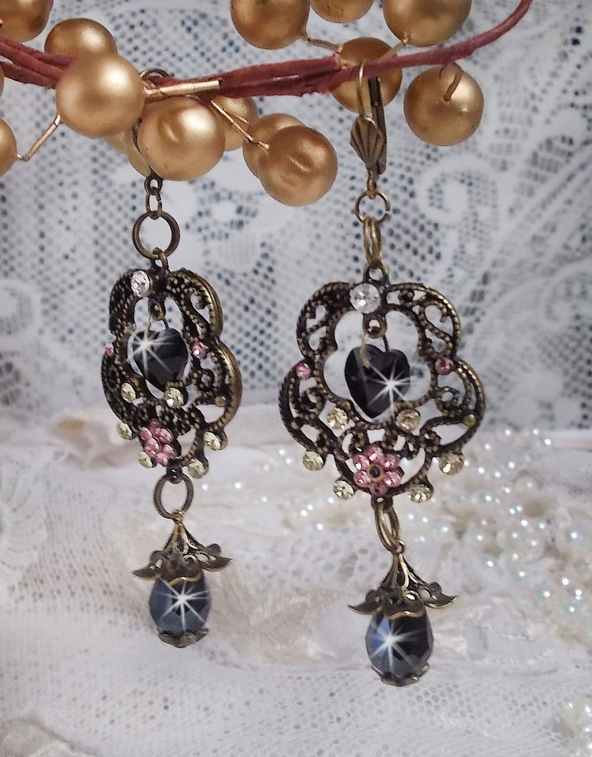 BO Irr&eacute;sistible Passion mont&eacute;es sur dormeuses Fleur de Lys Bronze Laiton avec cristaux, gouttes facett&eacute;es, c&oelig;urs, cabochons, coupelles fleurs filigran&eacute;es et coupelles &eacute;toiles