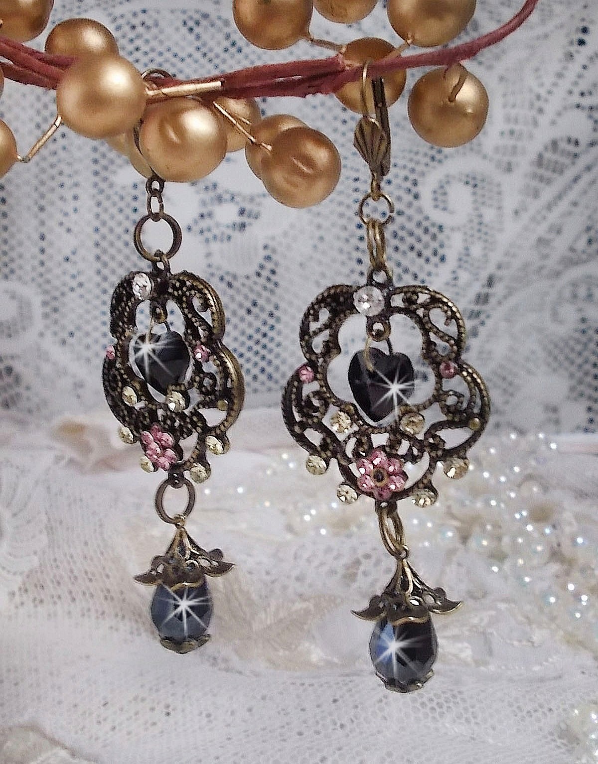 BO Irr&eacute;sistible Passion mont&eacute;es sur dormeuses Fleur de Lys Bronze Laiton avec cristaux, gouttes facett&eacute;es, c&oelig;urs, cabochons, coupelles fleurs filigran&eacute;es et coupelles &eacute;toiles