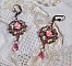 BO Irr&eacute;sistible Eden avec cabochons ronds et gouttes en cristal, cabochons en r&eacute;sine, estampes bomb&eacute;es, dormeuses fleur de lys en laiton