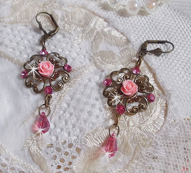 BO Irr&eacute;sistible Eden avec cabochons ronds et gouttes en cristal, cabochons en r&eacute;sine, estampes bomb&eacute;es, dormeuses fleur de lys en laiton