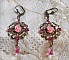 BO Irr&eacute;sistible Eden avec cabochons ronds et gouttes en cristal, cabochons en r&eacute;sine, estampes bomb&eacute;es, dormeuses fleur de lys en laiton
