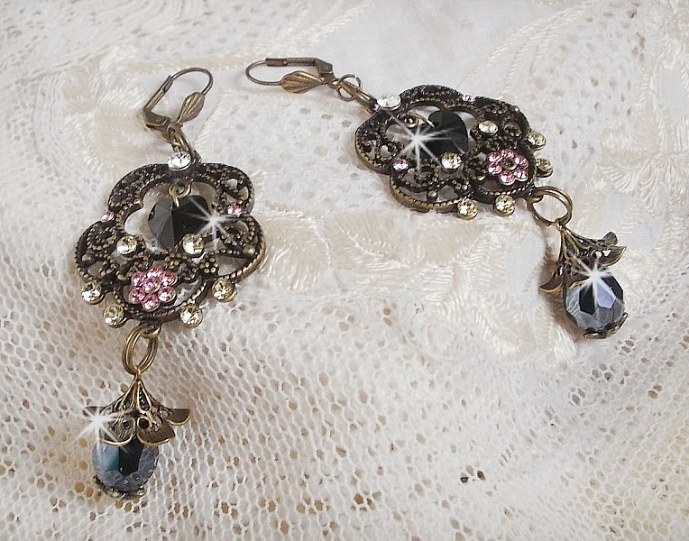 BO Irr&eacute;sistible Passion mont&eacute;es sur dormeuses Fleur de Lys Bronze Laiton avec cristaux, gouttes facett&eacute;es, c&oelig;urs, cabochons, coupelles fleurs filigran&eacute;es et coupelles &eacute;toiles