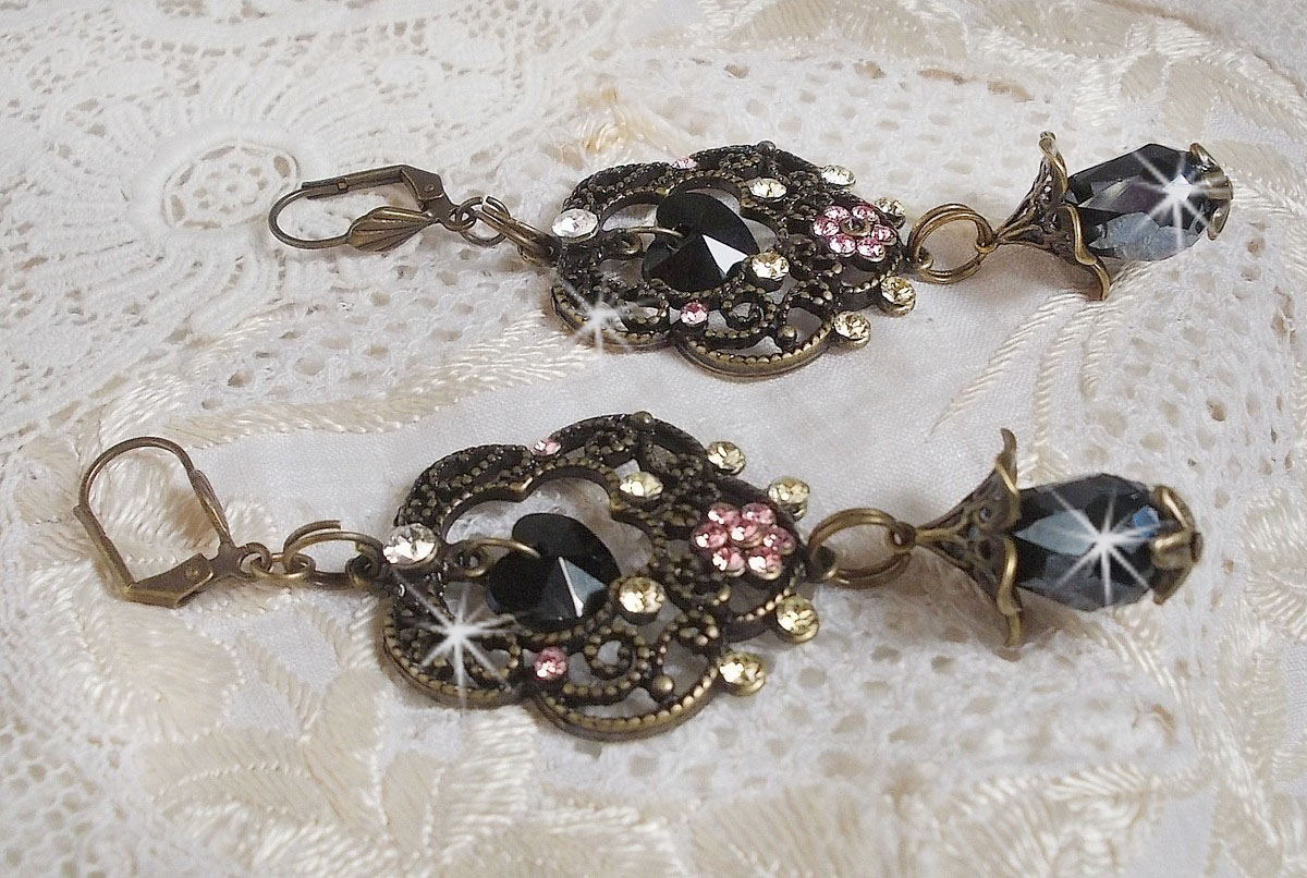 BO Irr&eacute;sistible Passion mont&eacute;es sur dormeuses Fleur de Lys Bronze Laiton avec cristaux, gouttes facett&eacute;es, c&oelig;urs, cabochons, coupelles fleurs filigran&eacute;es et coupelles &eacute;toiles