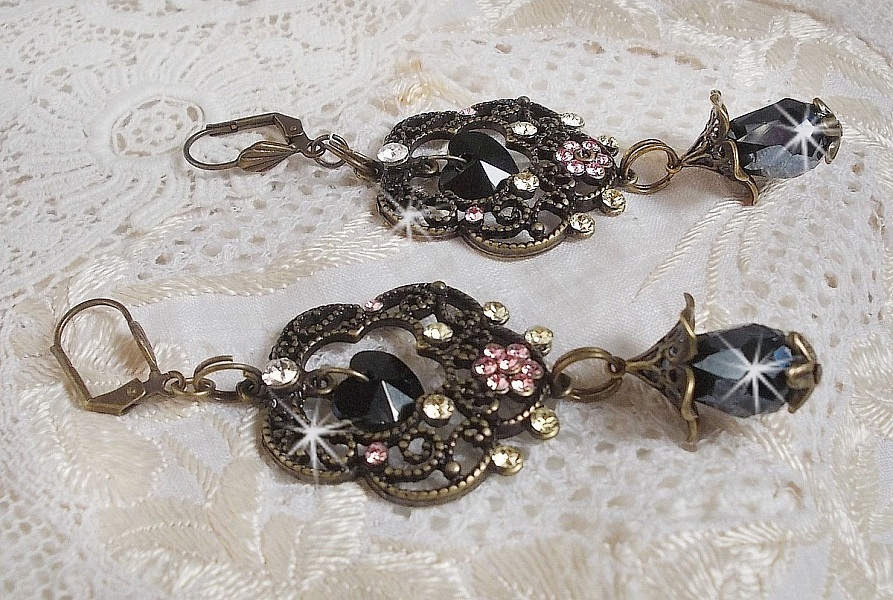 BO Irr&eacute;sistible Passion mont&eacute;es sur dormeuses Fleur de Lys Bronze Laiton avec cristaux, gouttes facett&eacute;es, c&oelig;urs, cabochons, coupelles fleurs filigran&eacute;es et coupelles &eacute;toiles