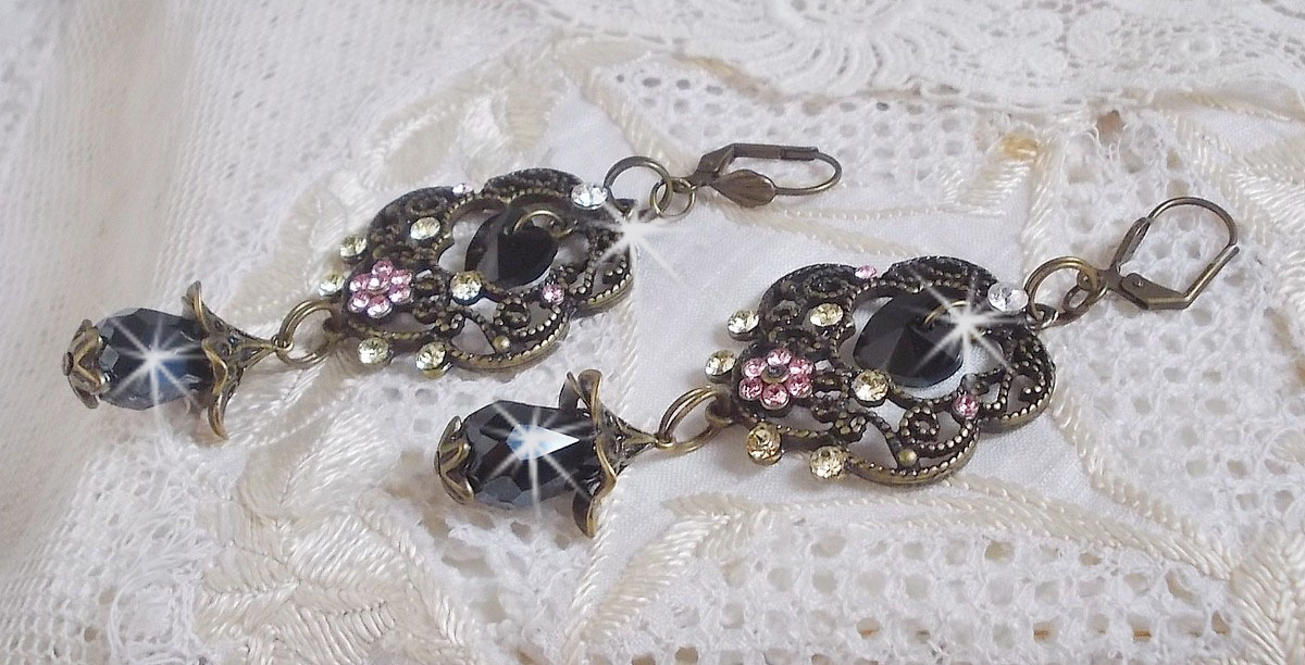 BO Irr&eacute;sistible Passion mont&eacute;es sur dormeuses Fleur de Lys Bronze Laiton avec cristaux, gouttes facett&eacute;es, c&oelig;urs, cabochons, coupelles fleurs filigran&eacute;es et coupelles &eacute;toiles