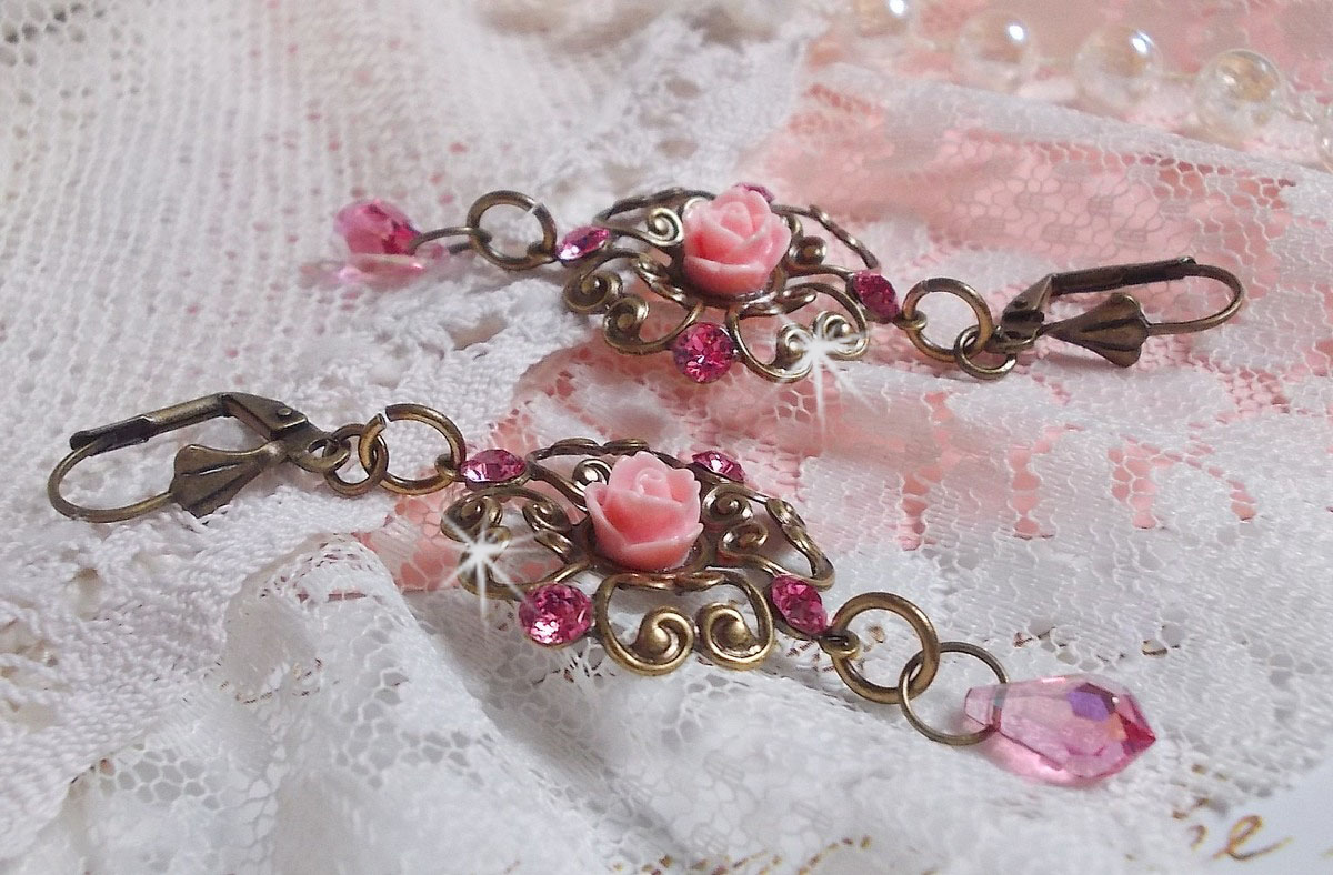 BO Irr&eacute;sistible Eden avec cabochons ronds et gouttes en cristal, cabochons en r&eacute;sine, estampes bomb&eacute;es, dormeuses fleur de lys en laiton