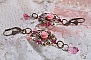 BO Irr&eacute;sistible Eden avec cabochons ronds et gouttes en cristal, cabochons en r&eacute;sine, estampes bomb&eacute;es, dormeuses fleur de lys en laiton