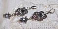 BO Irr&eacute;sistible Passion mont&eacute;es sur dormeuses Fleur de Lys Bronze Laiton avec cristaux, gouttes facett&eacute;es, c&oelig;urs, cabochons, coupelles fleurs filigran&eacute;es et coupelles &eacute;toiles