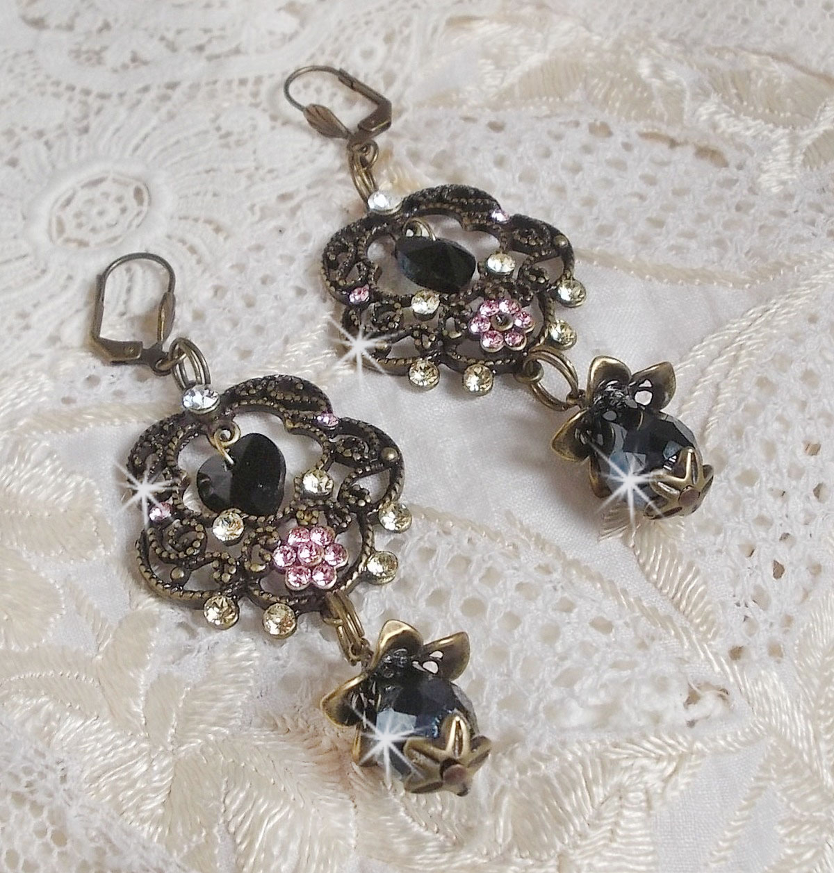 BO Irr&eacute;sistible Passion mont&eacute;es sur dormeuses Fleur de Lys Bronze Laiton avec cristaux, gouttes facett&eacute;es, c&oelig;urs, cabochons, coupelles fleurs filigran&eacute;es et coupelles &eacute;toiles