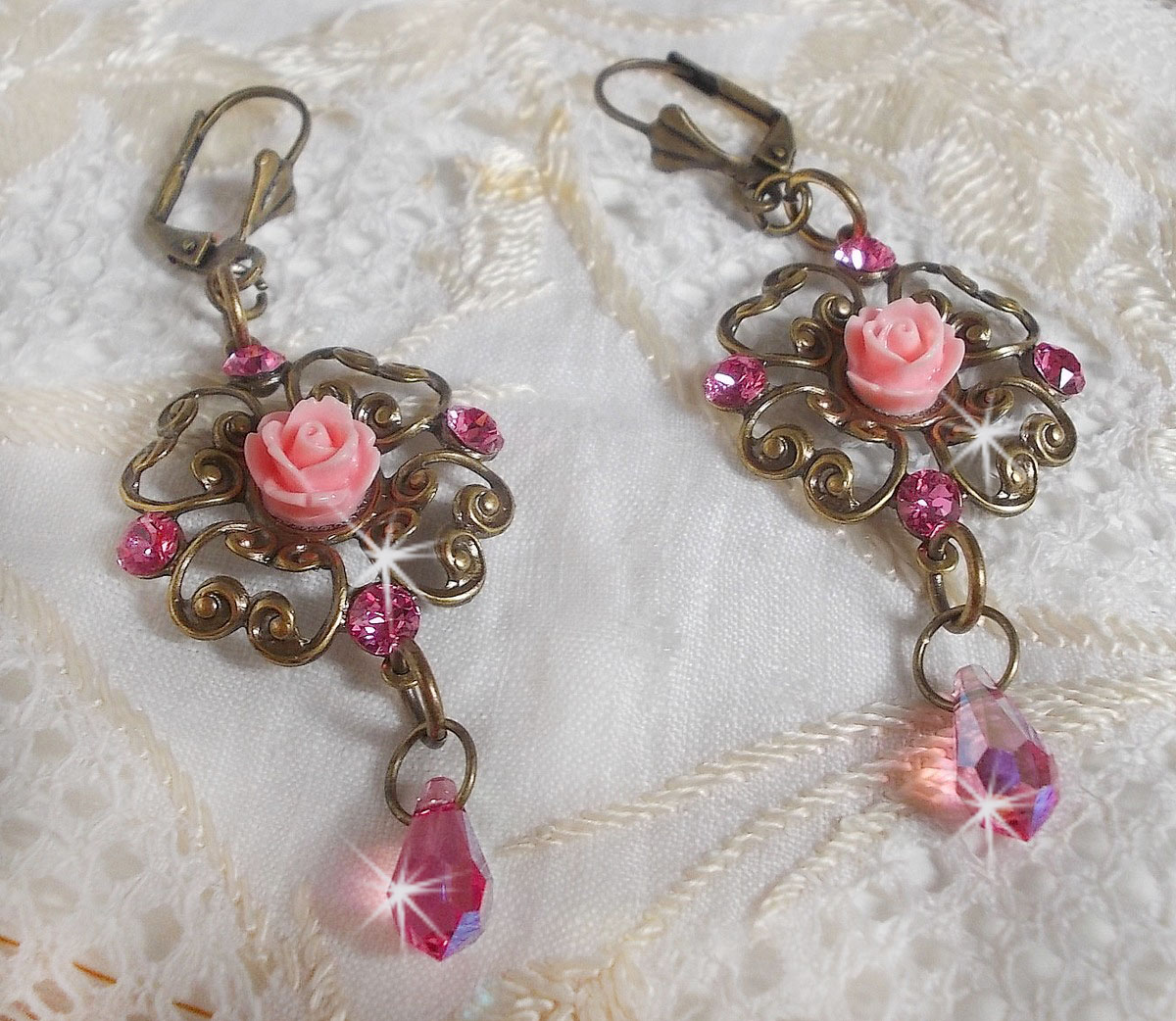 BO Irr&eacute;sistible Eden avec cabochons ronds et gouttes en cristal, cabochons en r&eacute;sine, estampes bomb&eacute;es, dormeuses fleur de lys en laiton
