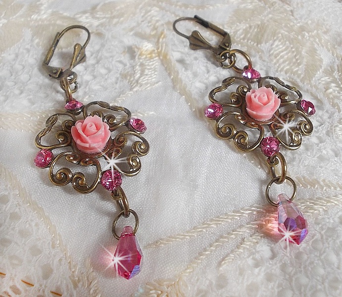 BO Irr&eacute;sistible Eden avec cabochons ronds et gouttes en cristal, cabochons en r&eacute;sine, estampes bomb&eacute;es, dormeuses fleur de lys en laiton