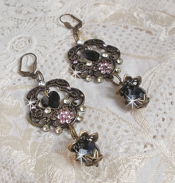 BO Irr&eacute;sistible Passion mont&eacute;es sur dormeuses Fleur de Lys Bronze Laiton avec cristaux, gouttes facett&eacute;es, c&oelig;urs, cabochons, coupelles fleurs filigran&eacute;es et coupelles &eacute;toiles
