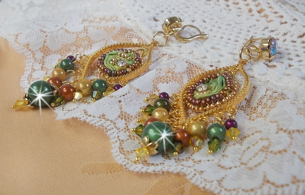 BO Lune V&eacute;nitienne brod&eacute;es avec un ruban de soie Jaune, Vert et Orange, cristaux : cabochons, toupies, chatons &agrave; laquelle s&rsquo;ajoute des perles magiques, calottes fleurs et connecteurs chandeliers