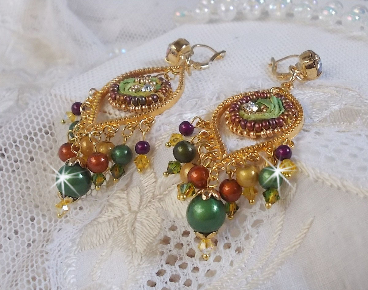 BO Lune V&eacute;nitienne brod&eacute;es avec un ruban de soie Jaune, Vert et Orange, cristaux : cabochons, toupies, chatons &agrave; laquelle s&rsquo;ajoute des perles magiques, calottes fleurs et connecteurs chandeliers