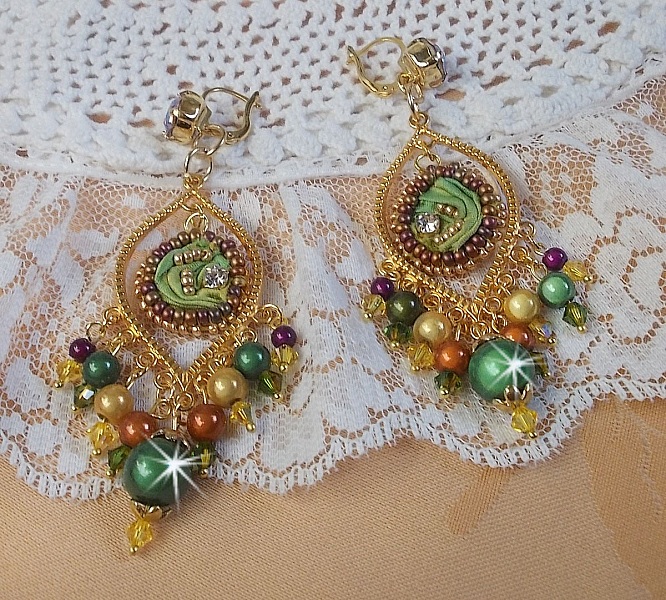 BO Lune V&eacute;nitienne brod&eacute;es avec un ruban de soie Jaune, Vert et Orange, cristaux : cabochons, toupies, chatons &agrave; laquelle s&rsquo;ajoute des perles magiques, calottes fleurs et connecteurs chandeliers